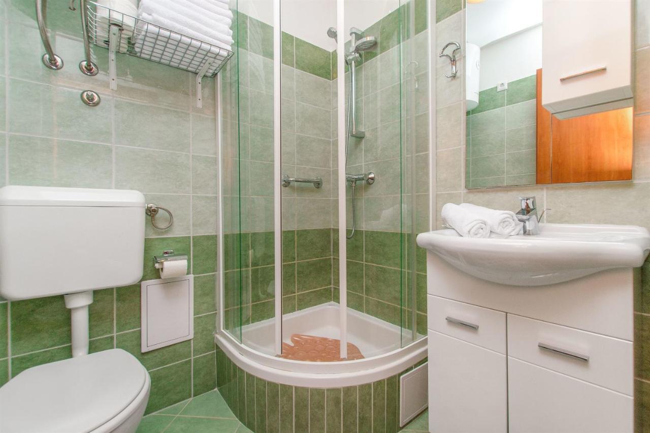 אומיס Apartments Mira מראה חיצוני תמונה