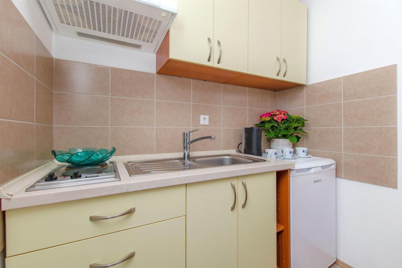 אומיס Apartments Mira מראה חיצוני תמונה