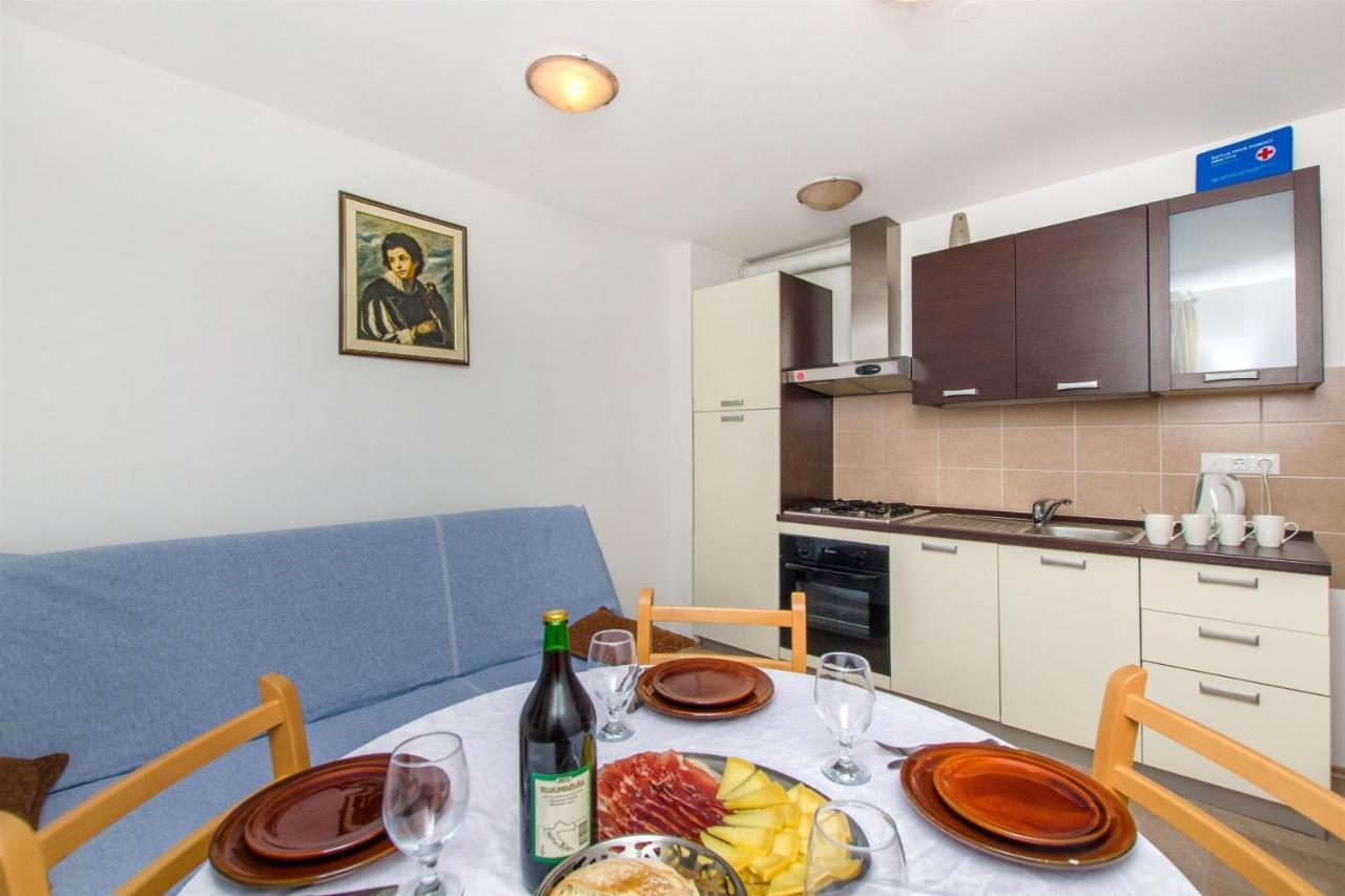אומיס Apartments Mira מראה חיצוני תמונה