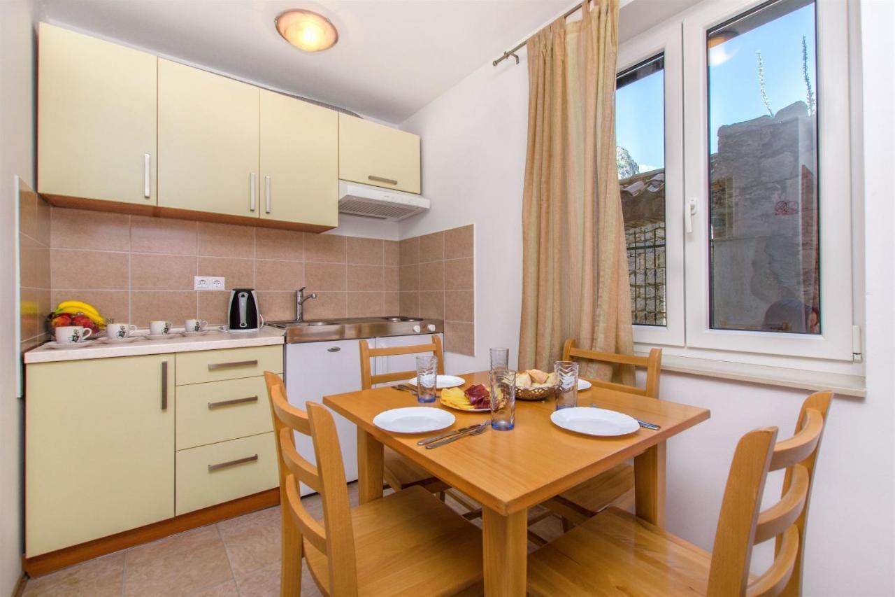 אומיס Apartments Mira מראה חיצוני תמונה