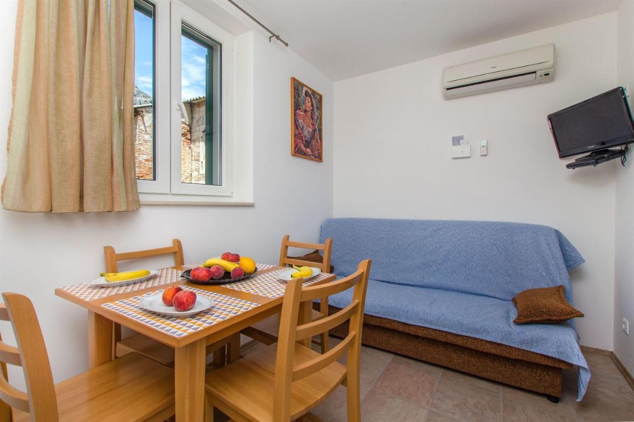 אומיס Apartments Mira מראה חיצוני תמונה